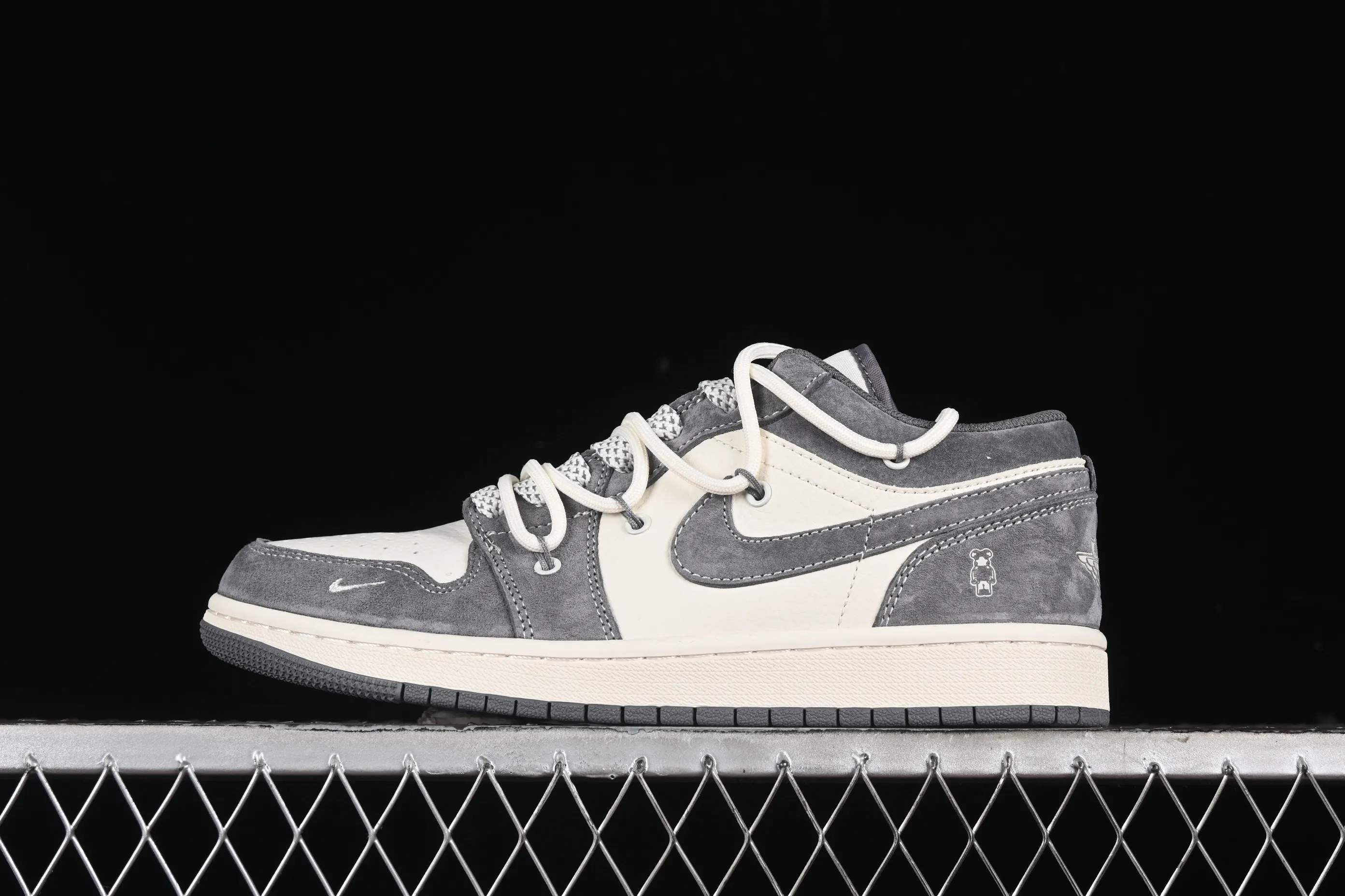 All categories Air Jordan Jordan series basketball shoes Air Jordan 1 Low High-end customized low-top sneakers Air Jordan 1 Low AJ1 Joe 1 Violent Bear joint-dark gray drawstring pig eight High-end customized low-top retro basketball shoes SJ9950-018